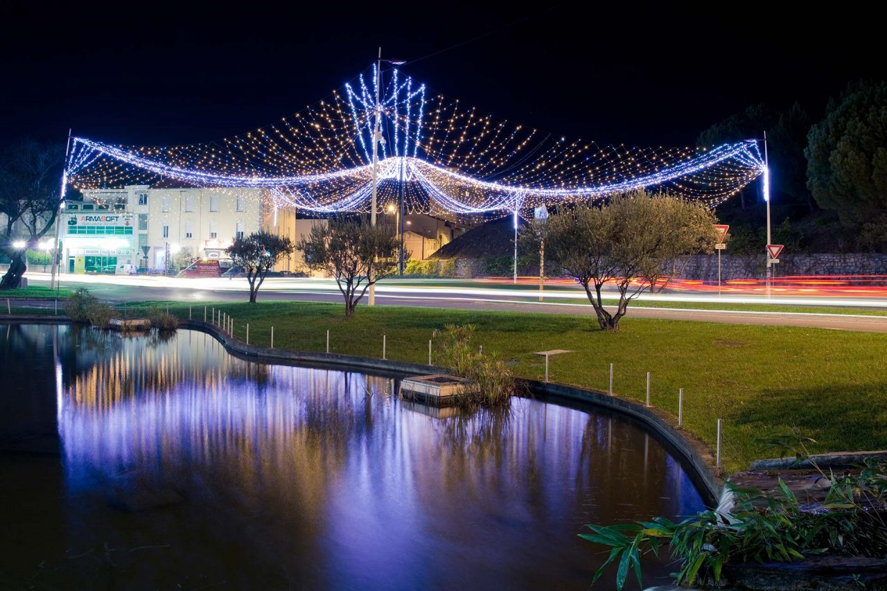 Illuminations de Noël à Alès : rond point avenue Carnot/Gibertine