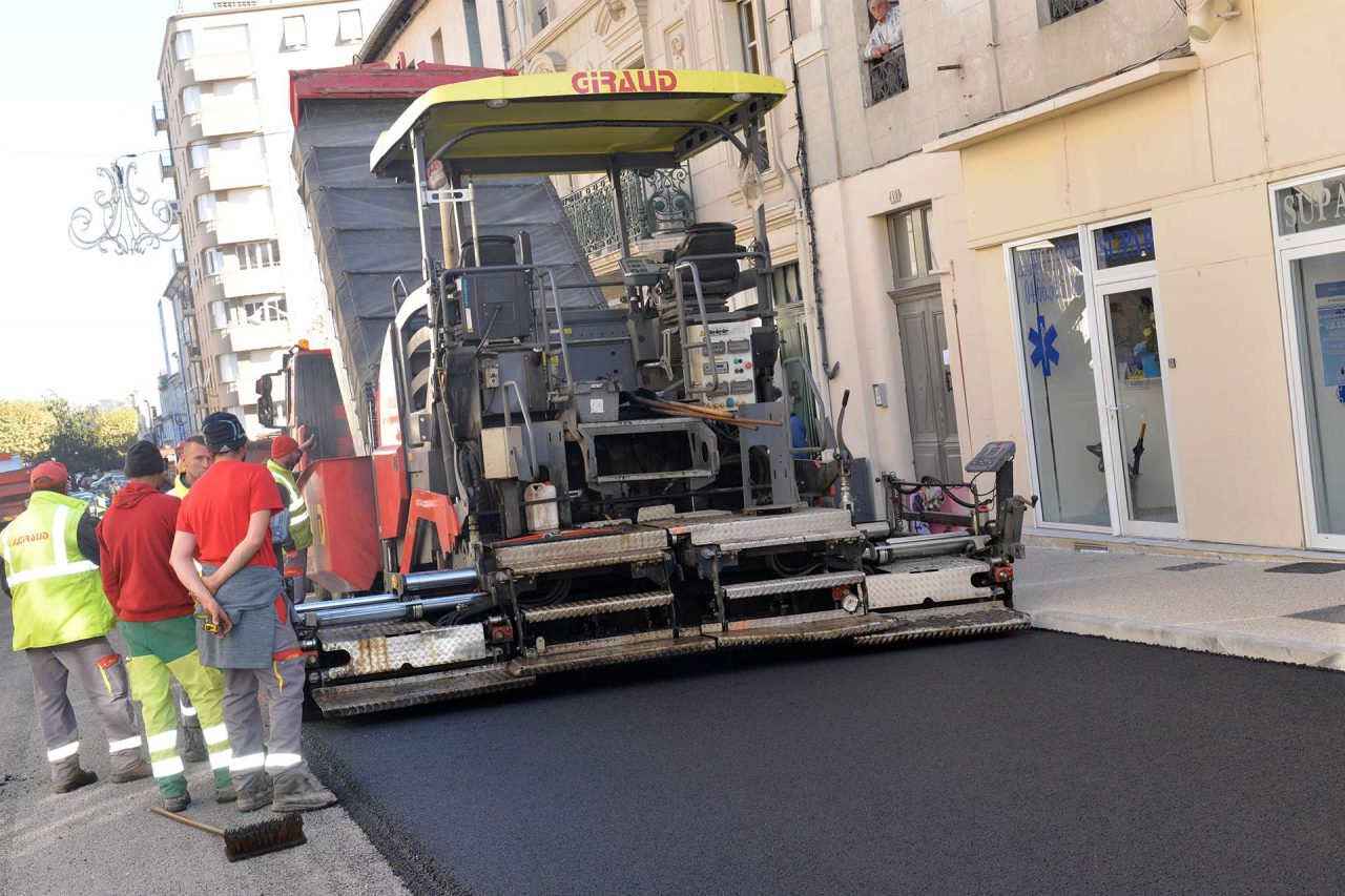 Les engins de chantier mettaient la dernière main aux travaux de la rue Albert 1er en procédant à la pose du nouvel enrobé