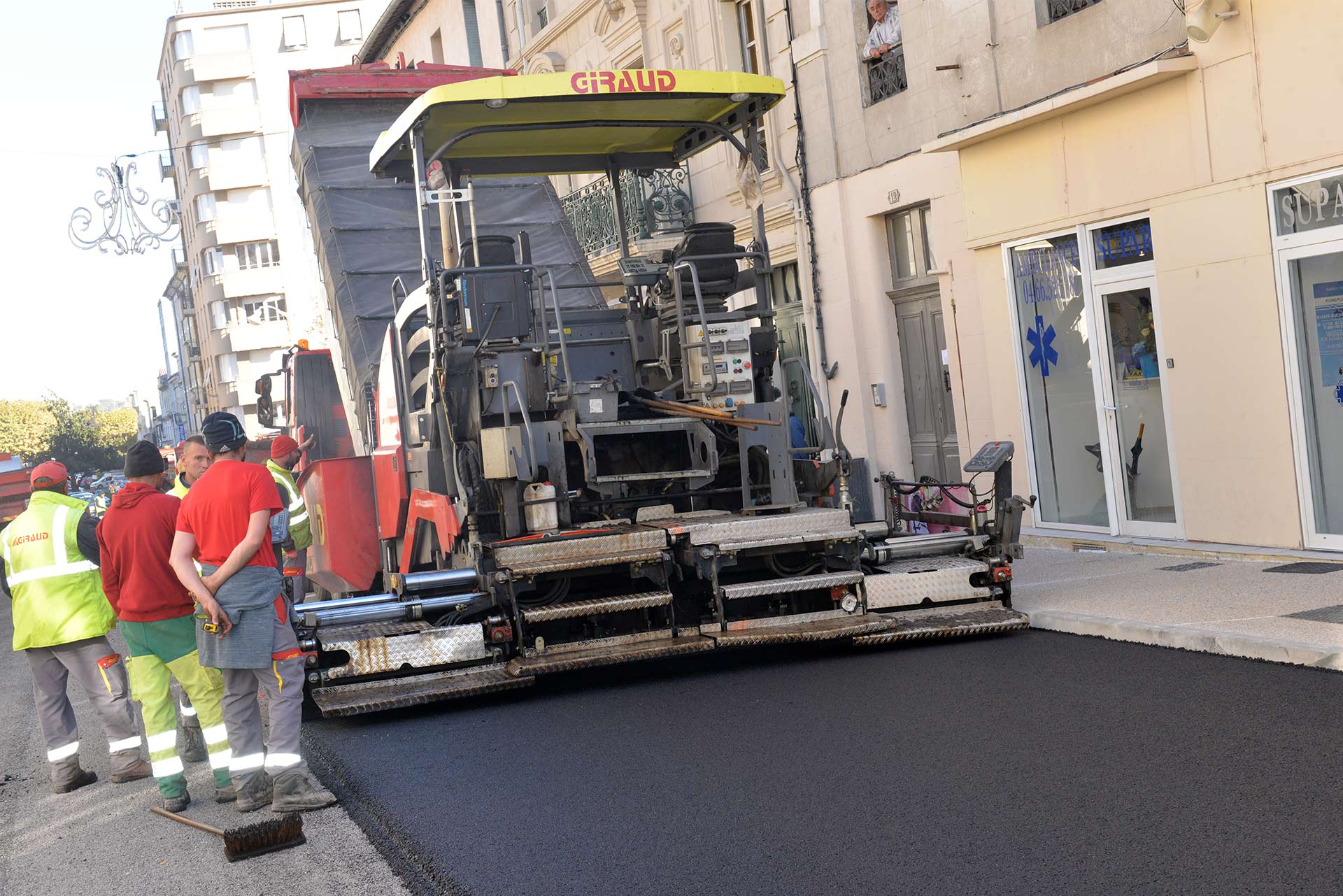 Les engins de chantier mettaient la dernière main aux travaux de la rue Albert 1er en procédant à la pose du nouvel enrobé