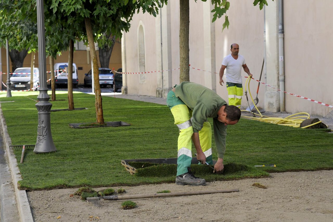 Une fontaine a été construite. L'eau coulera tout du long du parvis pour apporter une touche de fraicheur