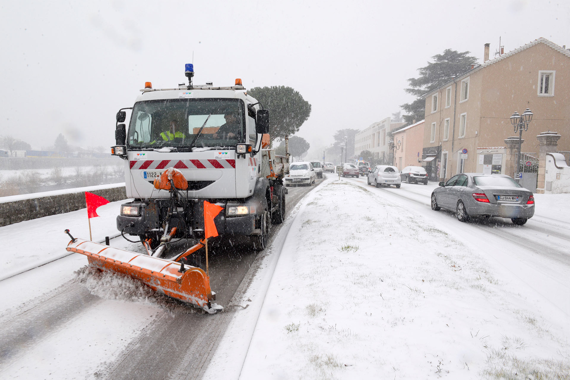 Temps que la neige tombera, les engins de déneigement municipaux continueront de sillonner la ville