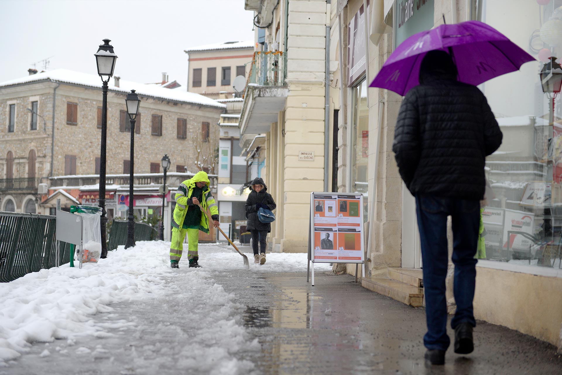 Dès 5h ce jeudi 1er mars, toutes les équipes municipales ont été déployées dans les quartiers d’Alès pour déneiger les trottoirs