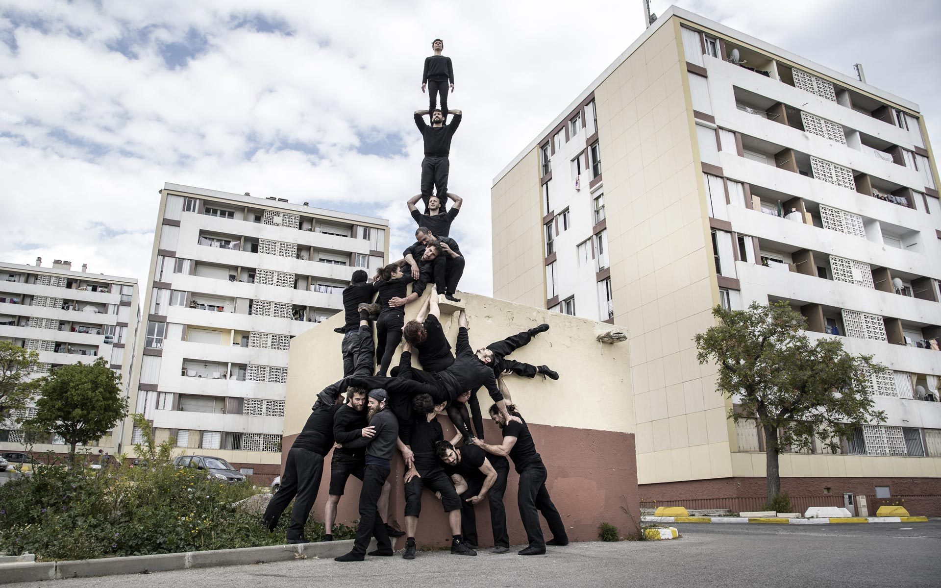 Compagnie XY (France) : Les voyages, 24 acrobates et voltigeurs en lévitation dans la ville.