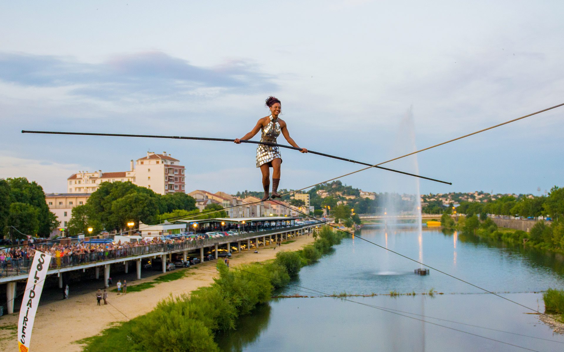 La funambule Tatiana-Mosio Bongonba revient à Cratère Surfaces pour les 20 ans du festival avec un spectacle impressionnant et une traversée "participative" du Gardon à plus de 40 mètres de haut.