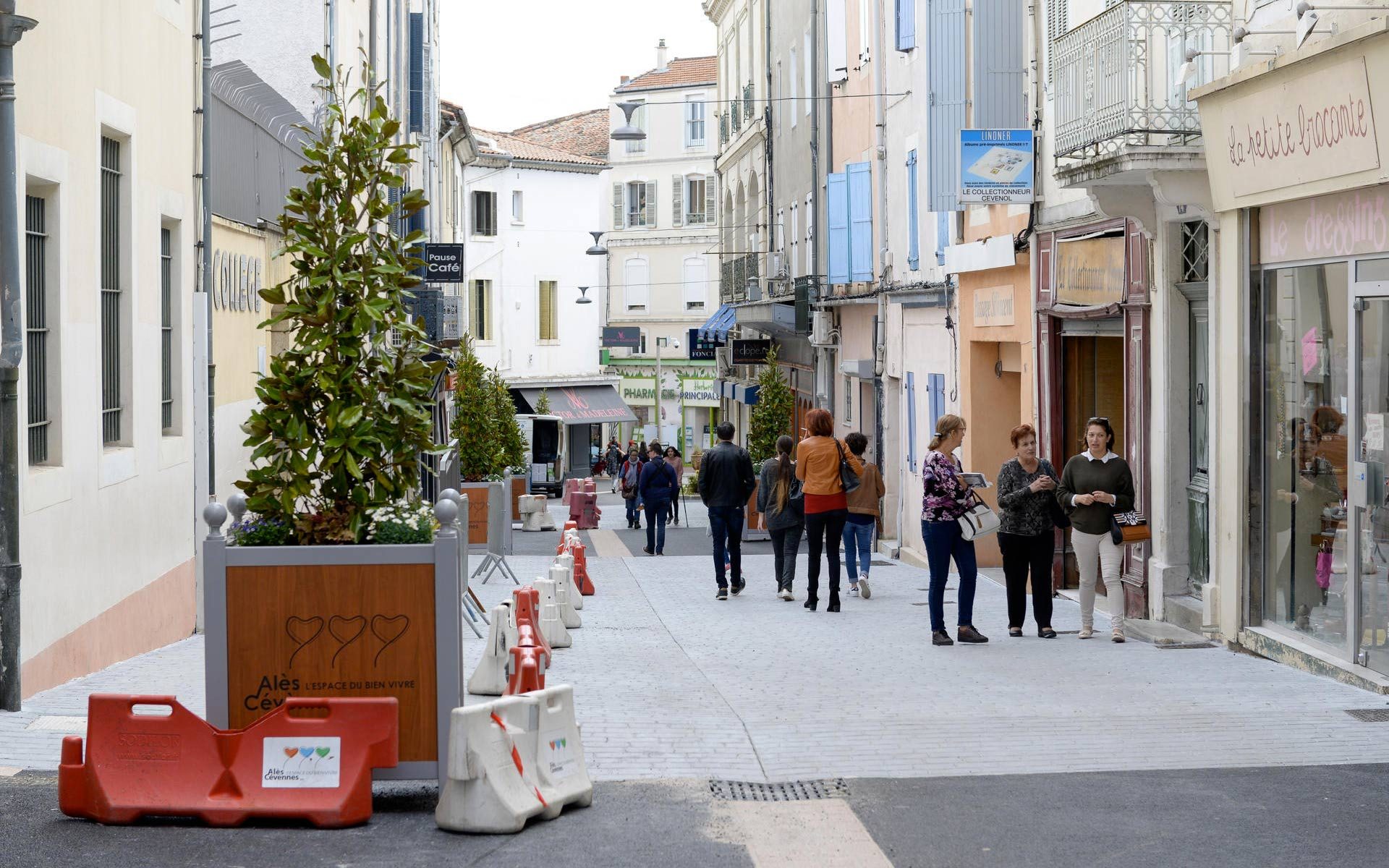 La rue est désormais livrée aux piétons et aux automobilistes.