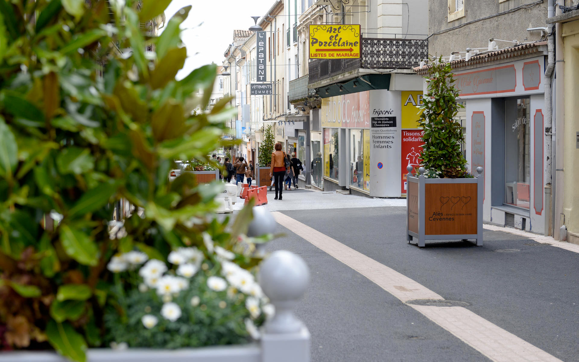La rue est désormais livrée aux piétons et aux automobilistes.