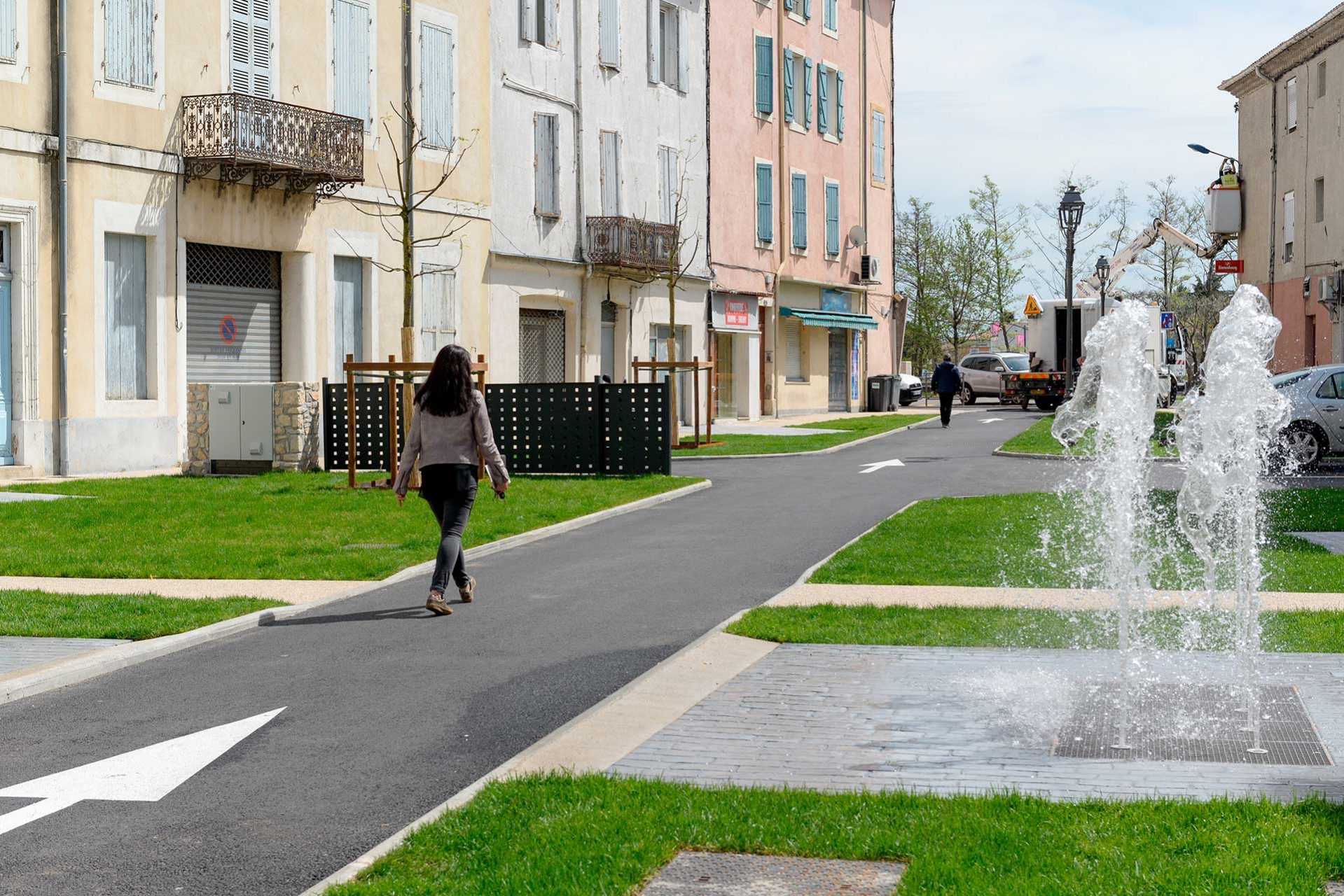 piétons et automobilistes cohabitent sur cette nouvelle place de la Libération qui fait la part belle aux espaces verts