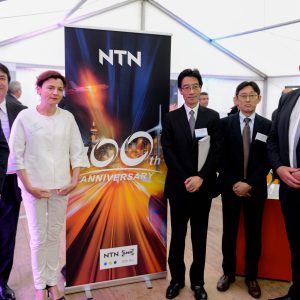 L’équipe de SNR : Alain Chauvin, président de NTN-SNR Roulements et directeur général de NTN Région Europe et Afrique, Yozo Mimura, vice- président de NTN-SNR Roulements, Élisabeth Battarel DRH NTN Région Europe et Afrique, Akira Takeda, Consul général du Japon à Marseille, Norimasa Marui, correspondant NTN à la Direction des opérations NTN-SNR Roulements et Laurent Condomines, directeur de SNR Cévennes.