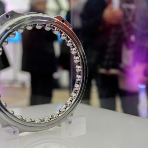 NTN-SNR est leader mondial pour les roulements, joints de transmission, modules linéaires, galets de distribution, pièces de suspension.