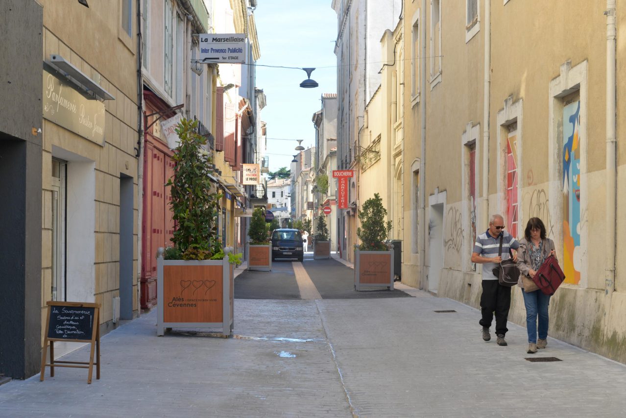 Dans la continuité de la rue Taisson, la rue Beauteville a été transformée en espace partagé (zone où voitures, vélos et piétons cohabitent).
