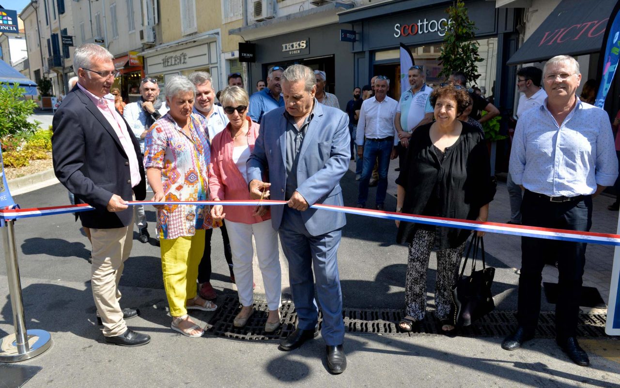 Max Roustan, maire d’Alès, a inauguré la nouvelle configuration des rues Taisson et Beauteville mardi 3 juillet, en présence d’élus, de commerçants et d’usagers du centre-ville.