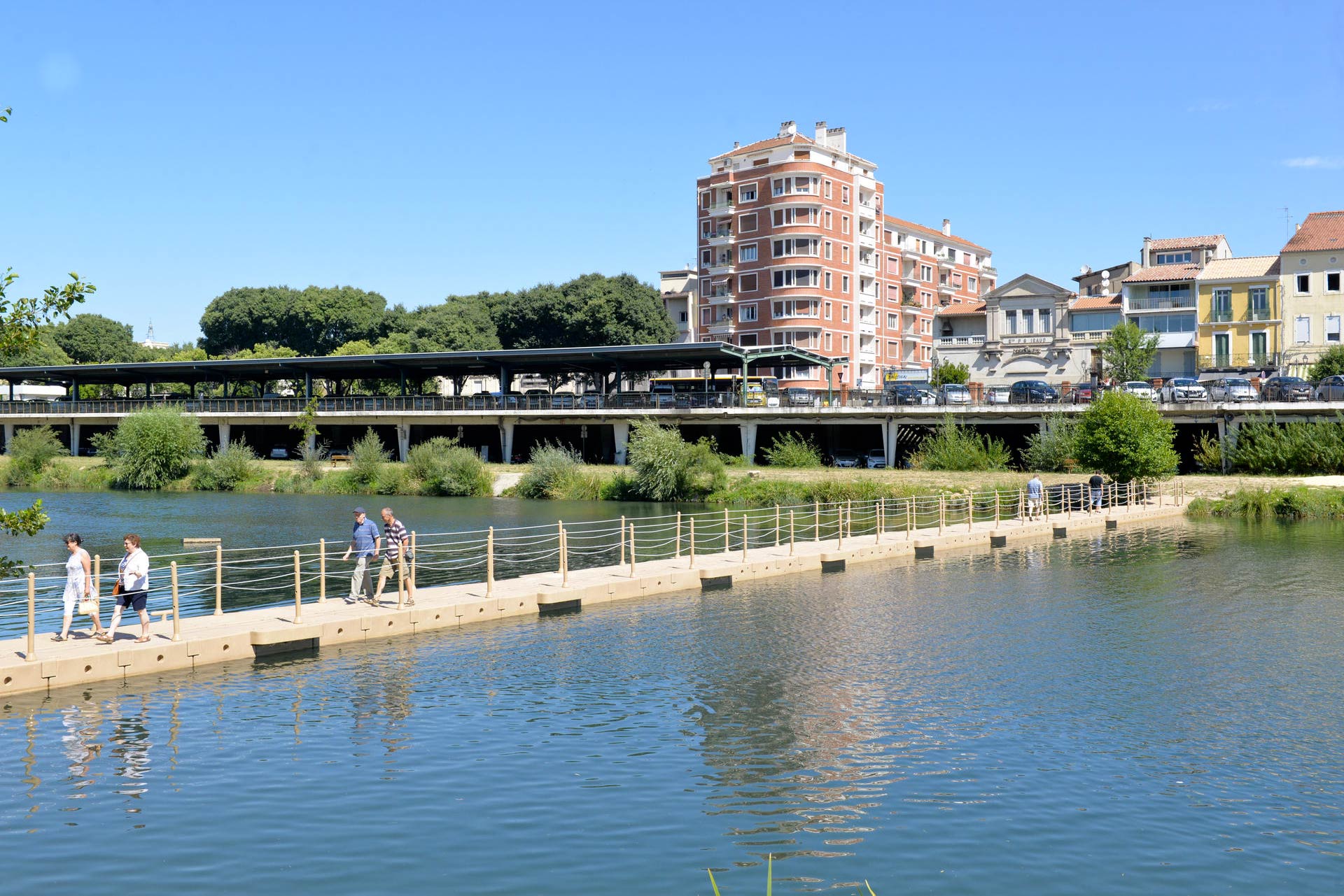 La passerelle de 60 mètres est composée de 110 modules flottants conçus par une société alésienne.