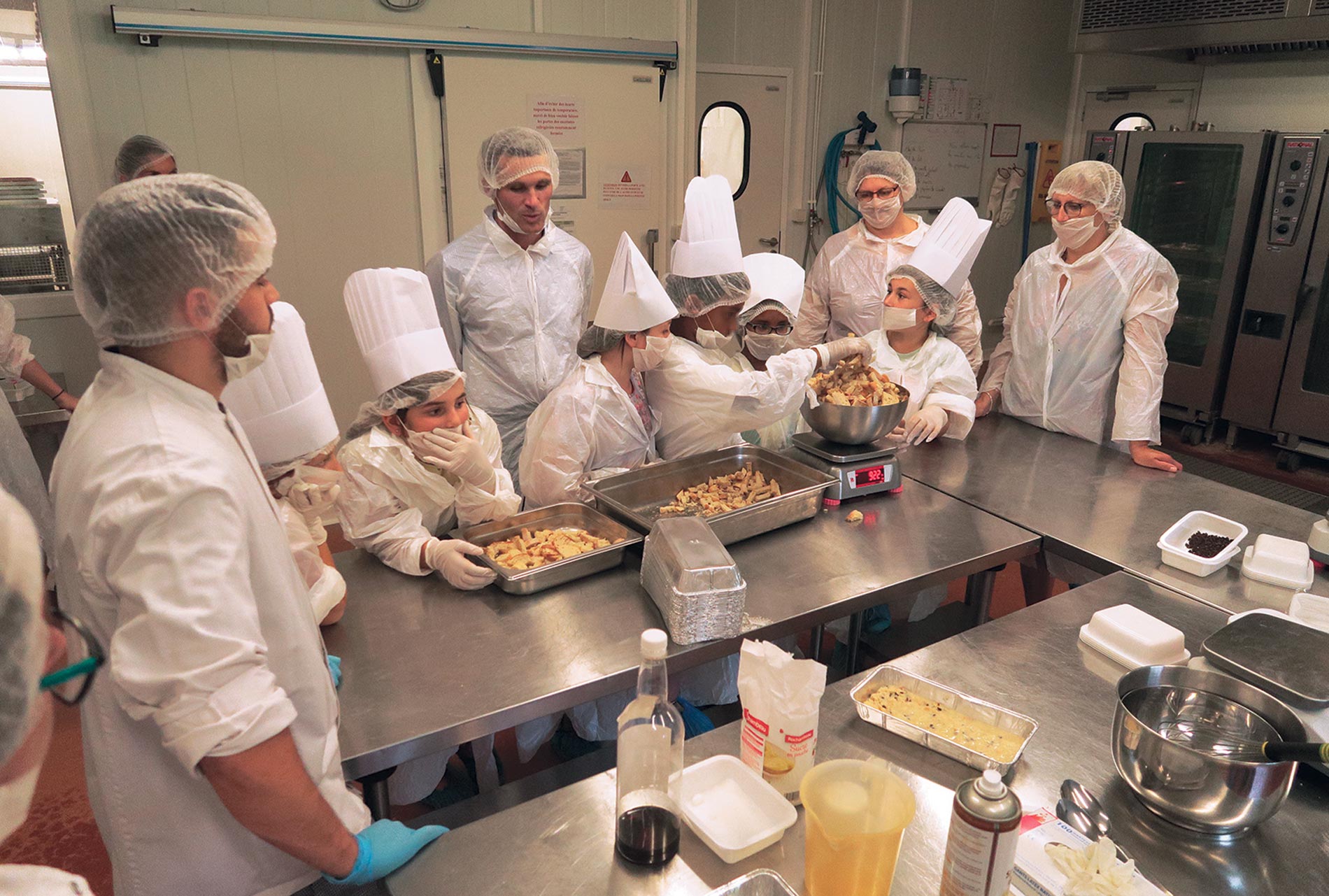 Fiers de leur victoire, les écoliers de Lézan se sont rendus fin juin dans les locaux alésiens de Terres de Cuisine, accompagnés de Sylvie Carrasco, adjointe au maire de Lézan.