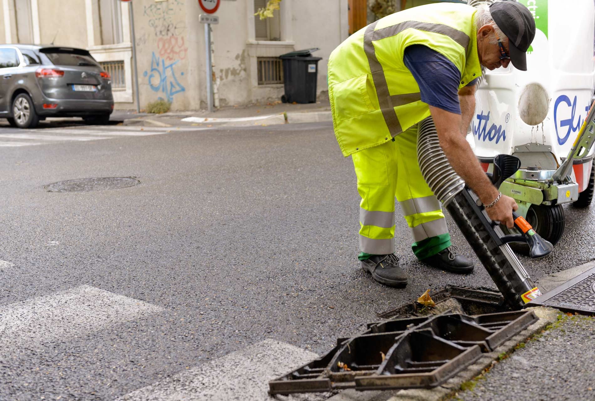 À l’aide d’aspiratrices, les agents municipaux ont désencombré 5 000 avaloirs d’Alès début septembre pour redonner toute son efficacité au réseau en cas de fortes pluies.