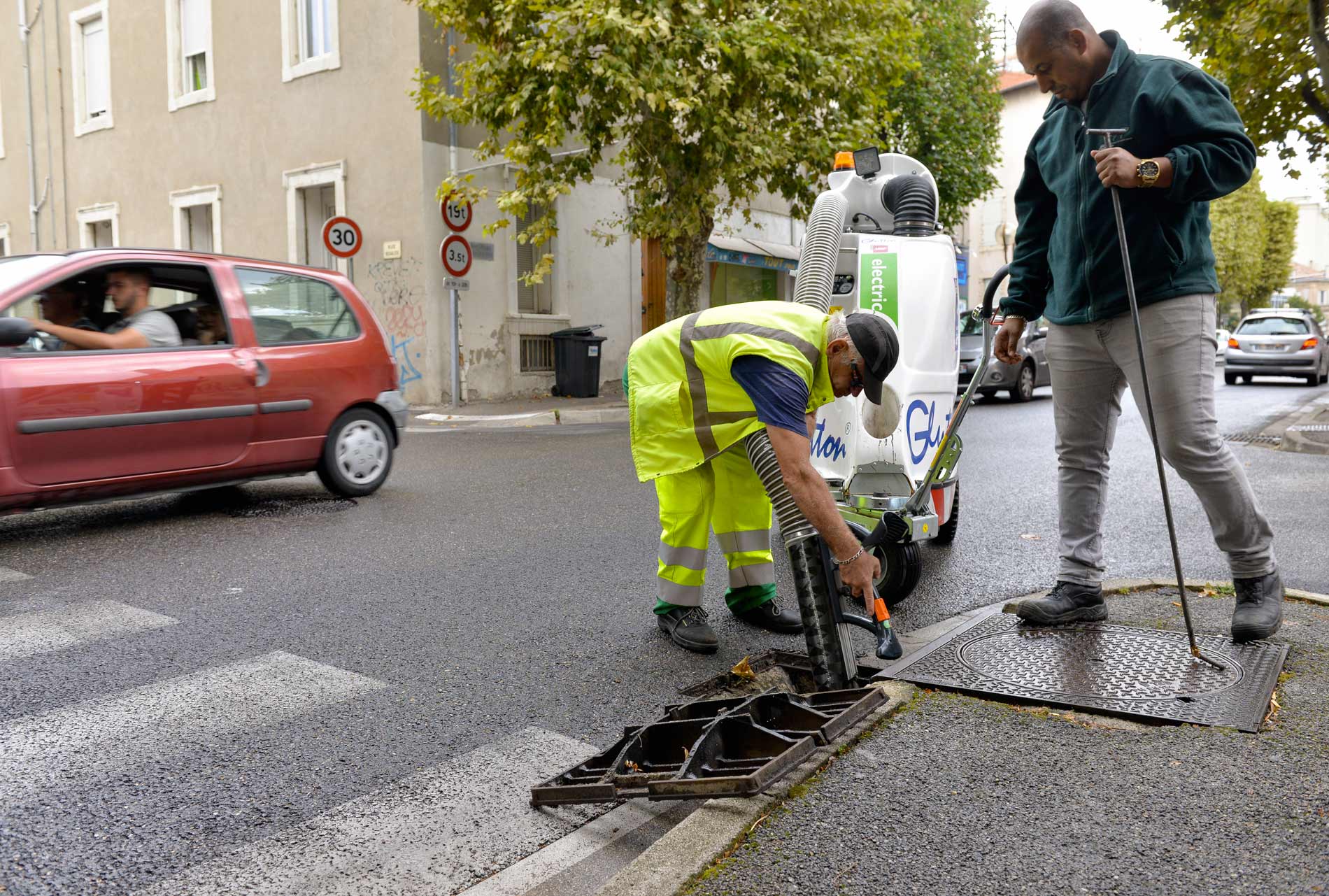 À l’aide d’aspiratrices, les agents municipaux ont désencombré 5 000 avaloirs d’Alès début septembre pour redonner toute son efficacité au réseau en cas de fortes pluies.