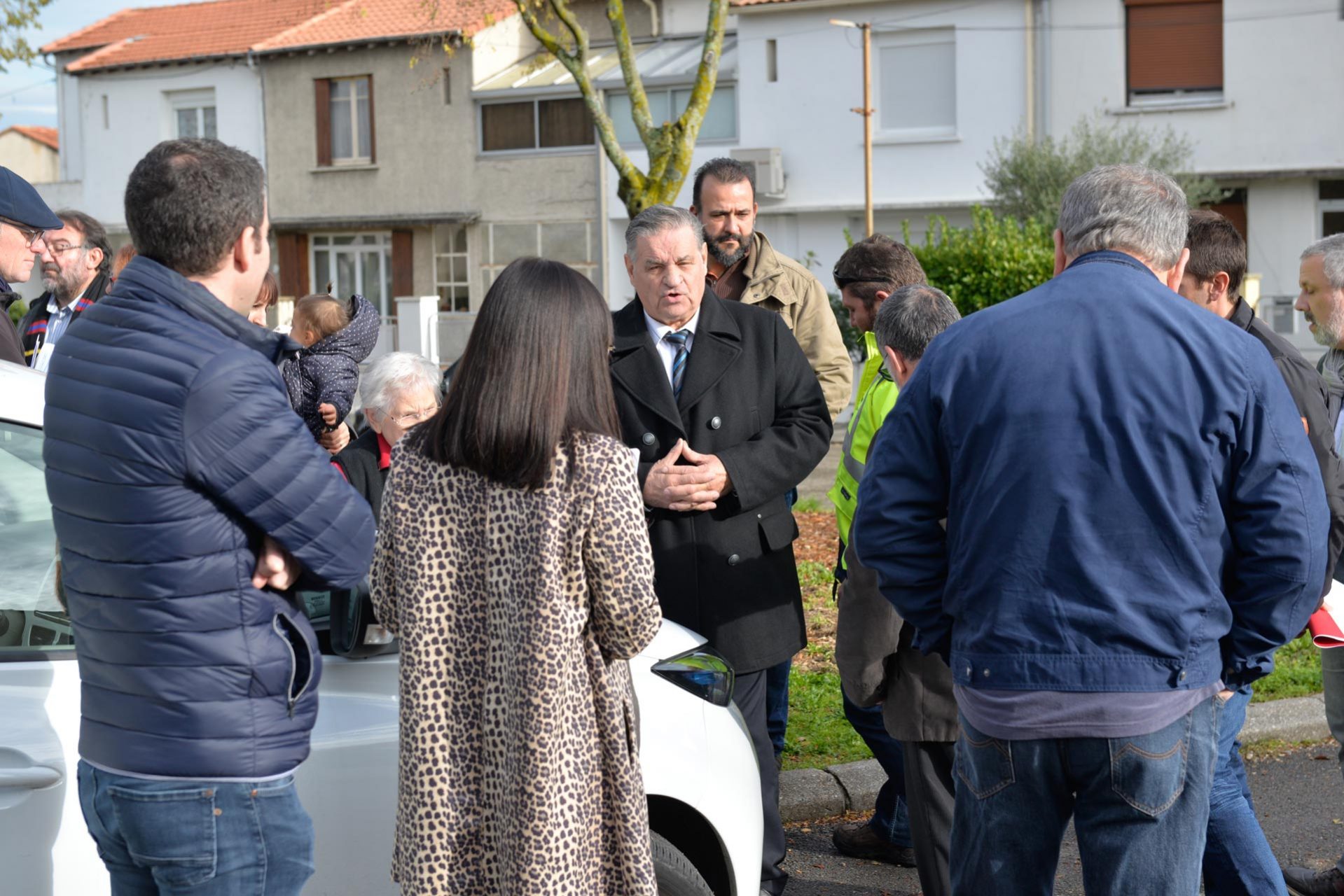 Place Albert Camus, l’aménagement souhaité par la municipalité (action n°3) a nécessité une rencontre entre le maire et les riverains sur le terrain.