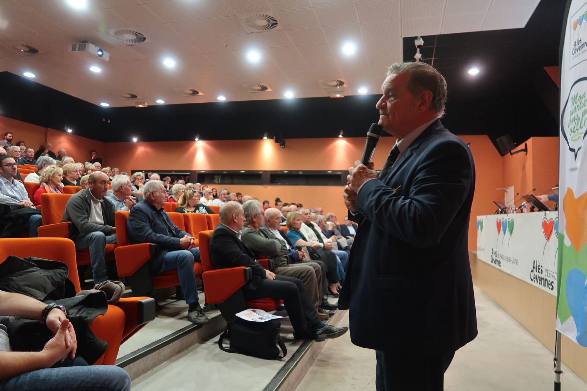 Lors de ces réunions, un véritable dialogue s’instaure entre Max Roustan, maire d’Alès, et les riverains.