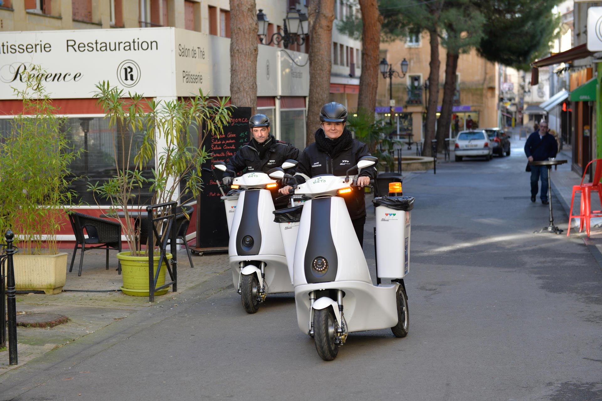 Les deux agents de la Brigade d’intervention Propreté sont à l’écoute des usagers et des commerçants du cœur de ville d’Alès.