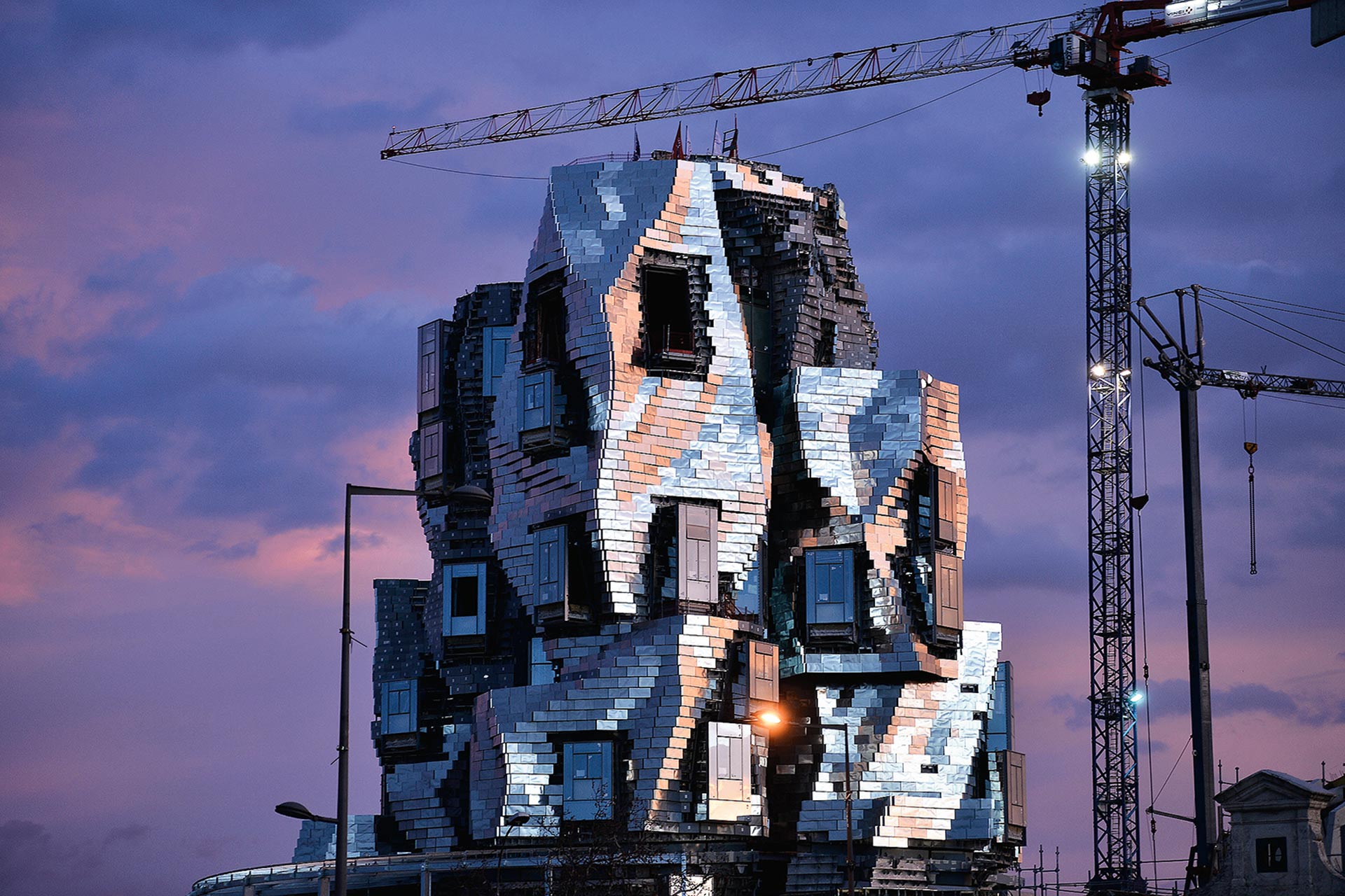La pièce maîtresse du projet pharaonique de la fondation Luma, à Arles, brille comme un phare avec ses 11 500 blocs d’inox made in Alès.