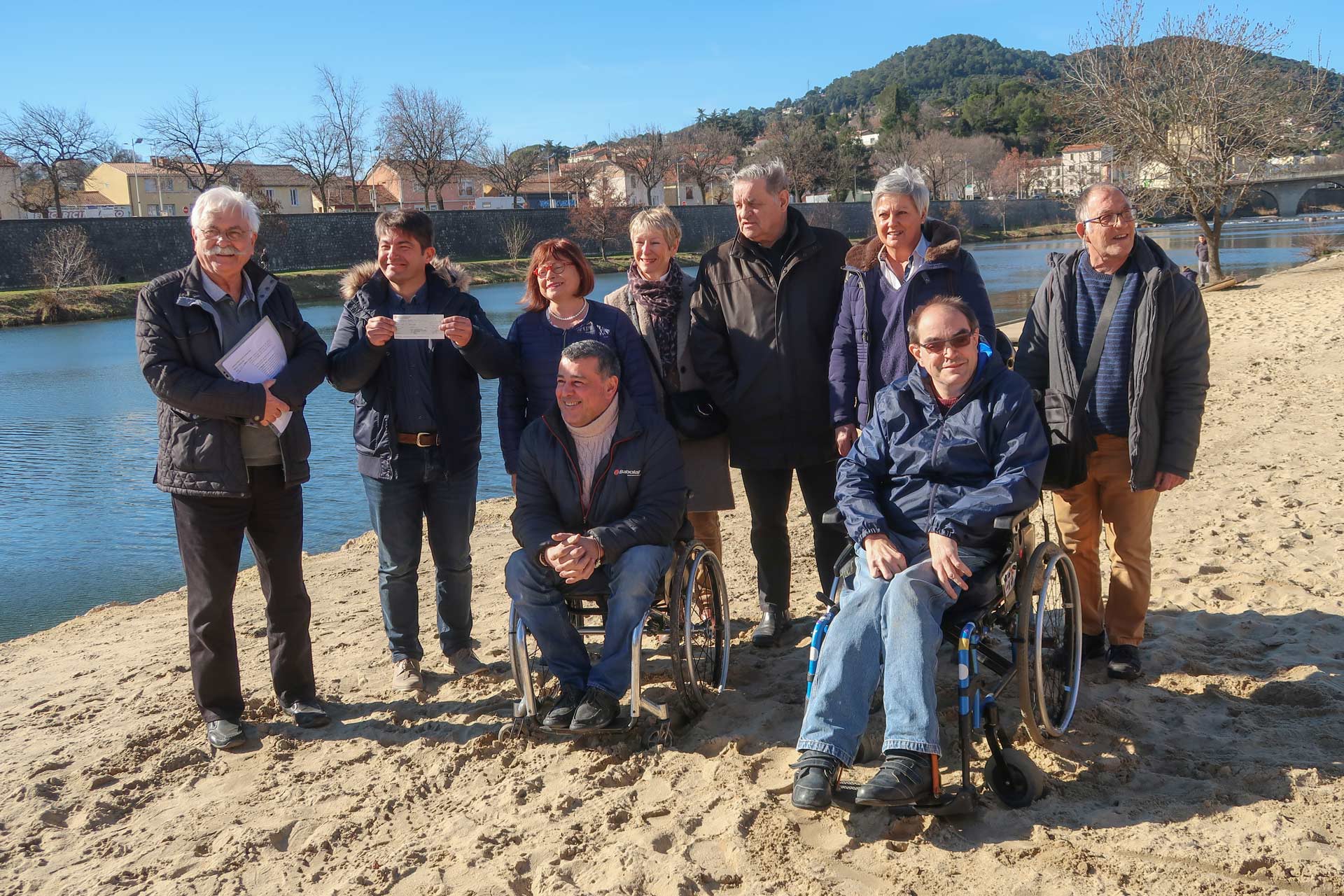 Vincent Ravel, 2e en partant de la gauche, président d’Alès pêche en Cévennes, a reçu un chèque de 2000 euros ce mardi 12 février.