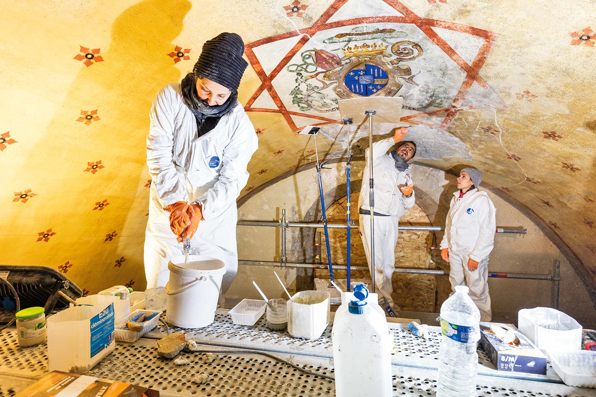 170 ans de poussière recouvrent les décors peints de la cathédrale d’Alès. Quinze spécialistes les nettoient et les restaurent sur 7000 m². © studio Guichard