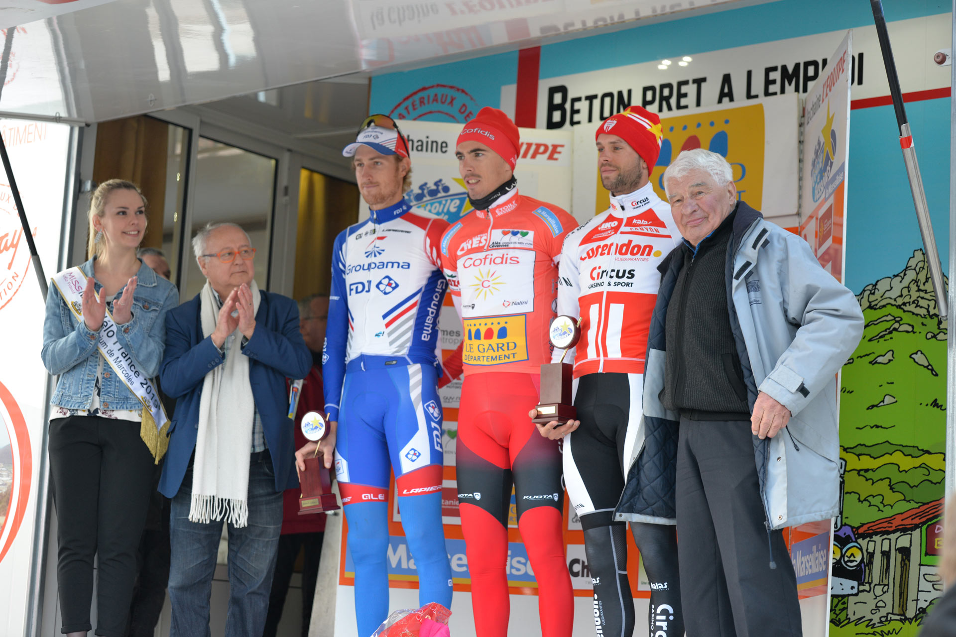 Un podium très jeune salué par l’une des gloires du cyclisme national, Raymond Poulidor.