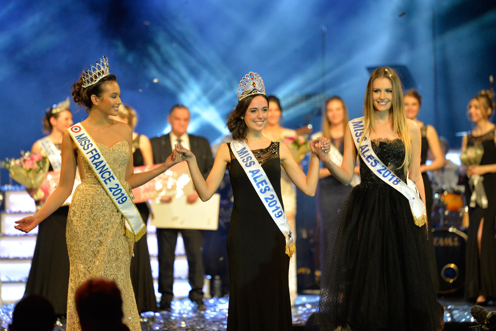 C’est Miss France en personne (à g.), qui a guidé Lucie Dalle Palle dans ses premiers pas de Miss Alès 2019.