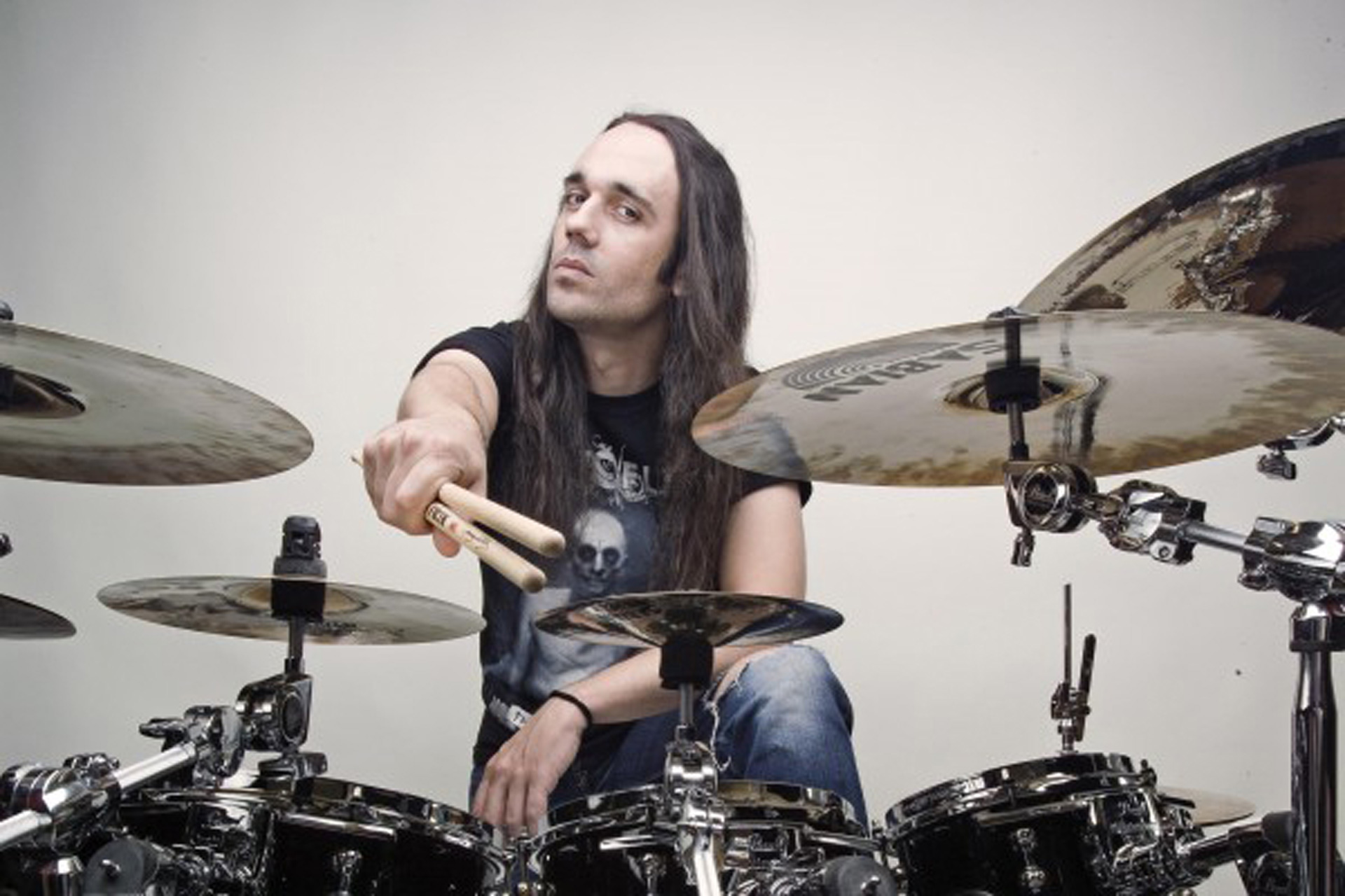 George Kollias animera, le 7 avril, une master class de batterie ébouriffante à Méjannes-lès-Alès.