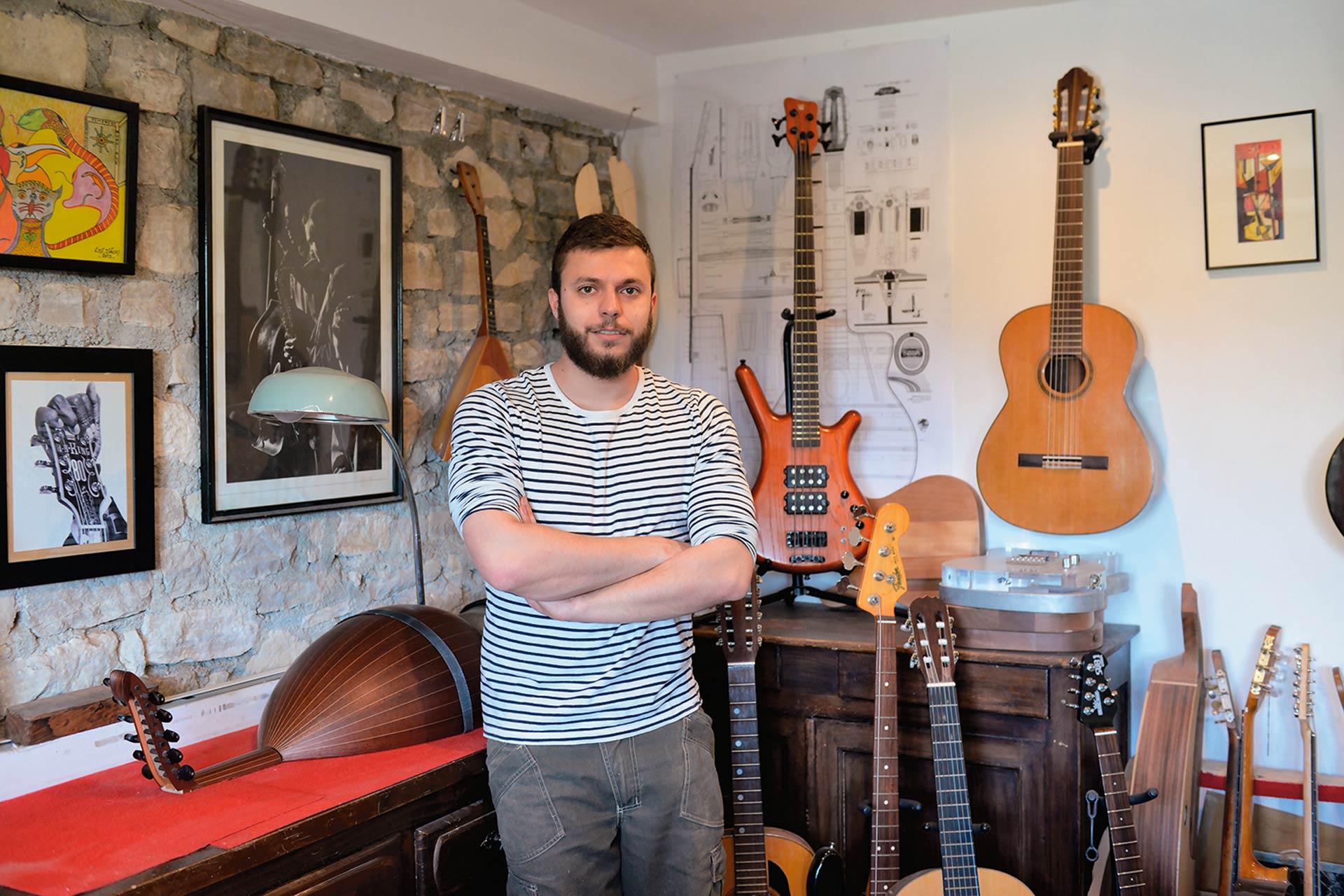 De l’oud à la guitare électrique, en passant par le banjo ou le luth, Lucas Farenc est incollable sur les instruments à cordes pincées.
