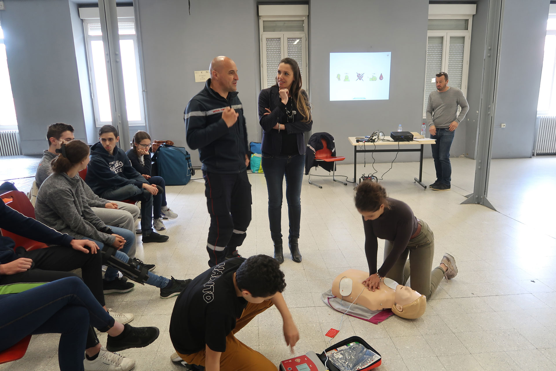 Raphaële Navarro, conseillère municipale d’Alès déléguée aux Forum Jeunes, a assisté à quelques uns des ateliers proposés aux apprentis secouristes.