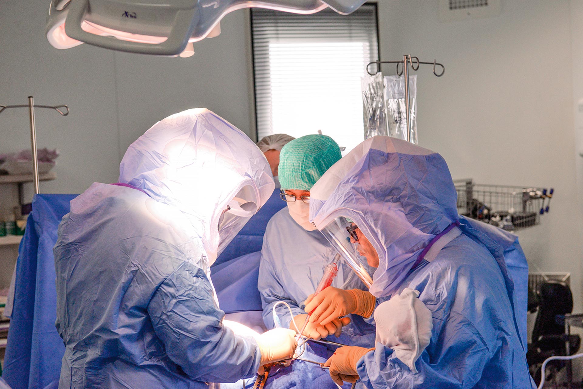 La chirurgie bariatrique consiste à intervenir sur l’estomac pour restreindre l’absorption des aliments et ainsi diminuer les apports caloriques journaliers.