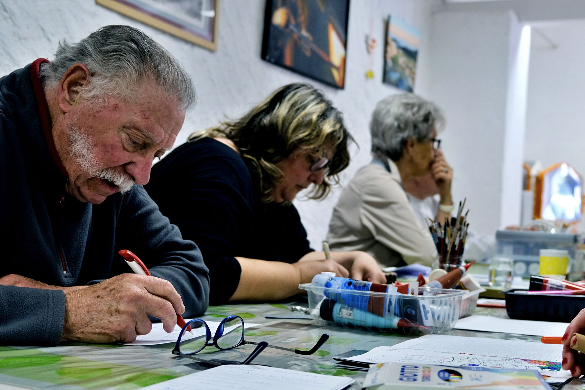 Pour rompre leur isolement, les adhérents se réunissent notamment le mardi après-midi autour d’ateliers.