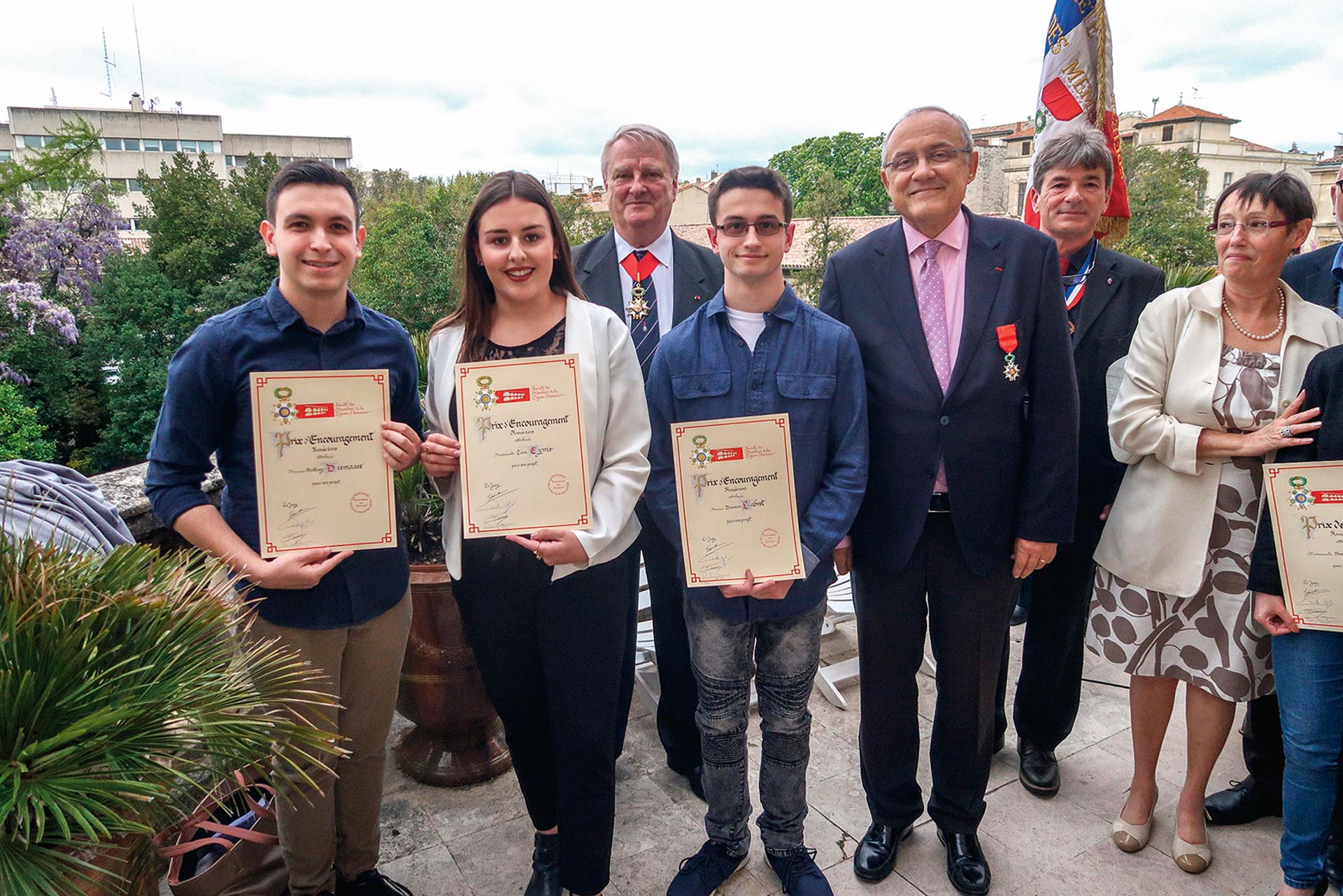 Les lycéens de Jean-Baptiste Dumas, (de g. à d.) Anthony, Léna et Damien, ont reçu leur prix des mains de Didier Lauga, préfet du Gard, le 5 avril.