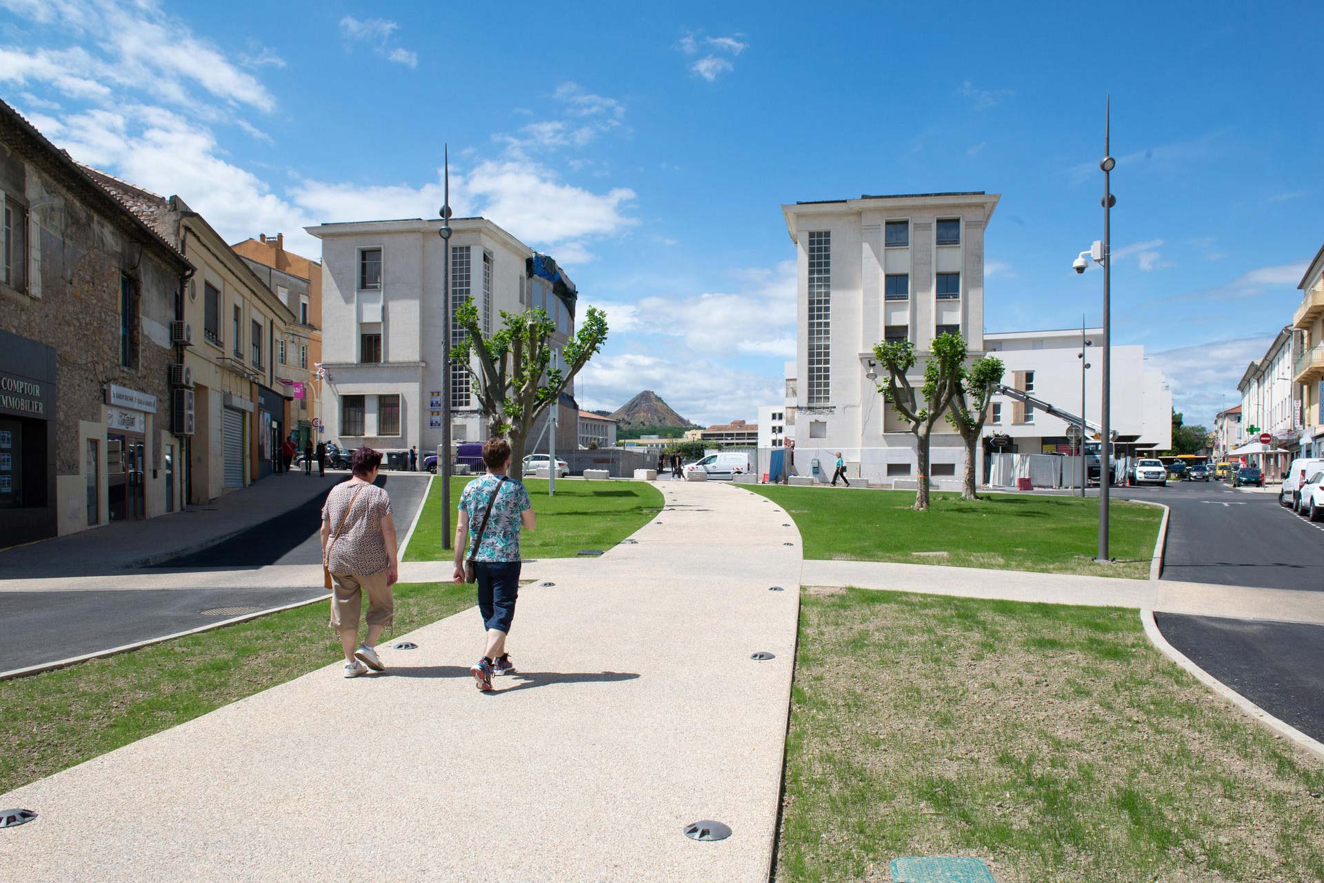 Le réaménagement de la place Leclerc ouvre une belle vue sur le mont Ricateau.
