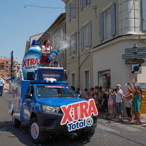 La Caravane du Tour a précédé l'arrivée des coureurs.