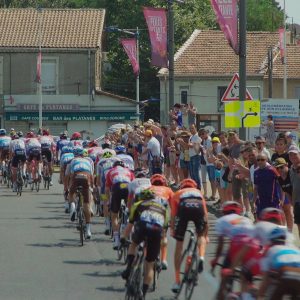 Le peloton salué et encouragé par la foule.