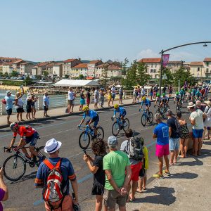 Traversée du Pont Neuf à Alès par le peloton.