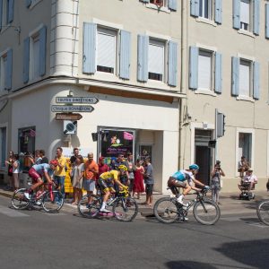 Les coureurs et le maillot jaune ont traversé Alès sous un soleil écrasant.