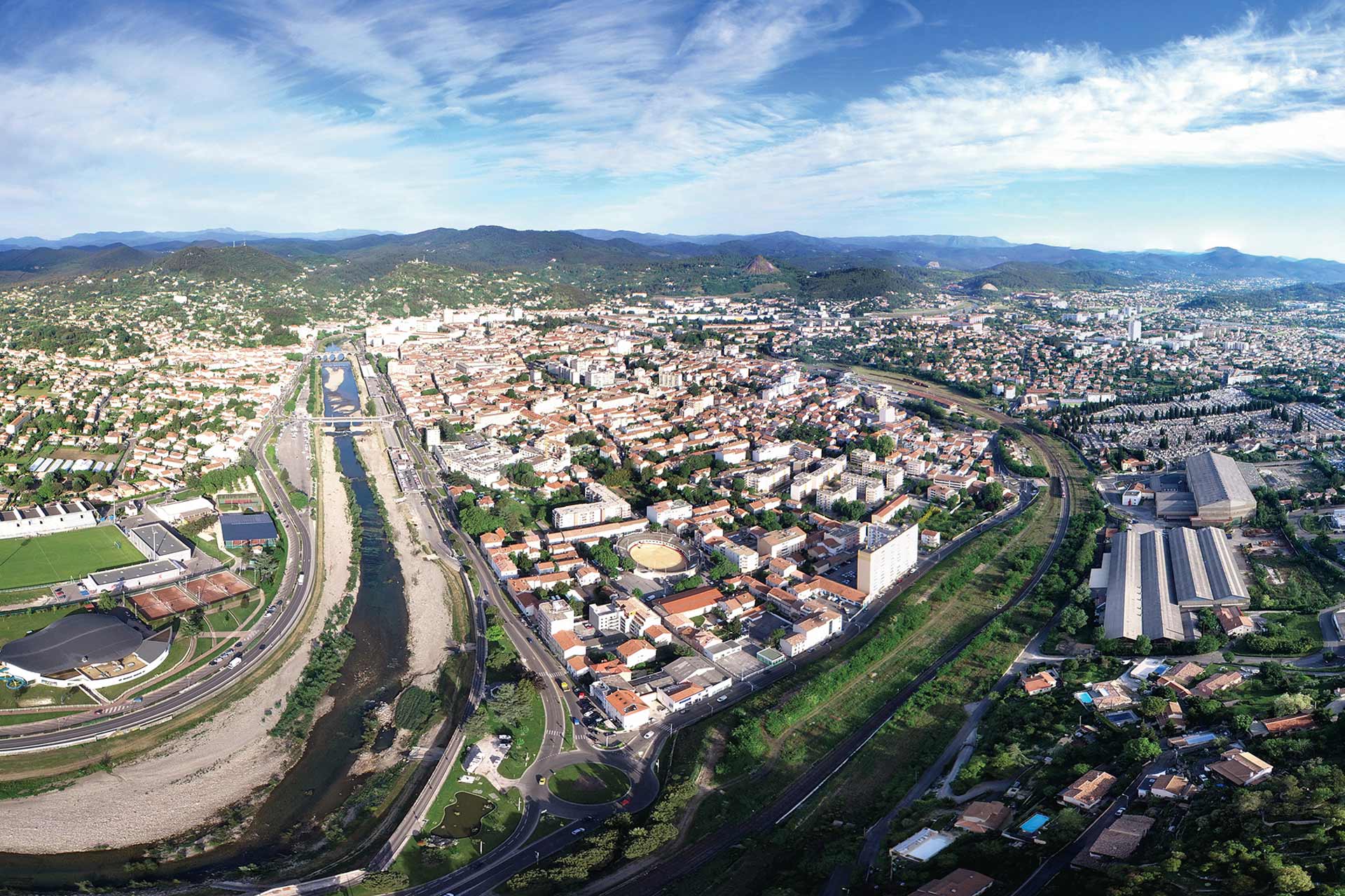 L’aire urbaine d’Alès s’étend sur 73 communes et accueille 131 000 habitants. Au carrefour de la Méditerranée et du Massif central, Alès Agglomération offre une grande variété de paysages entre plaines et moyenne montagne.