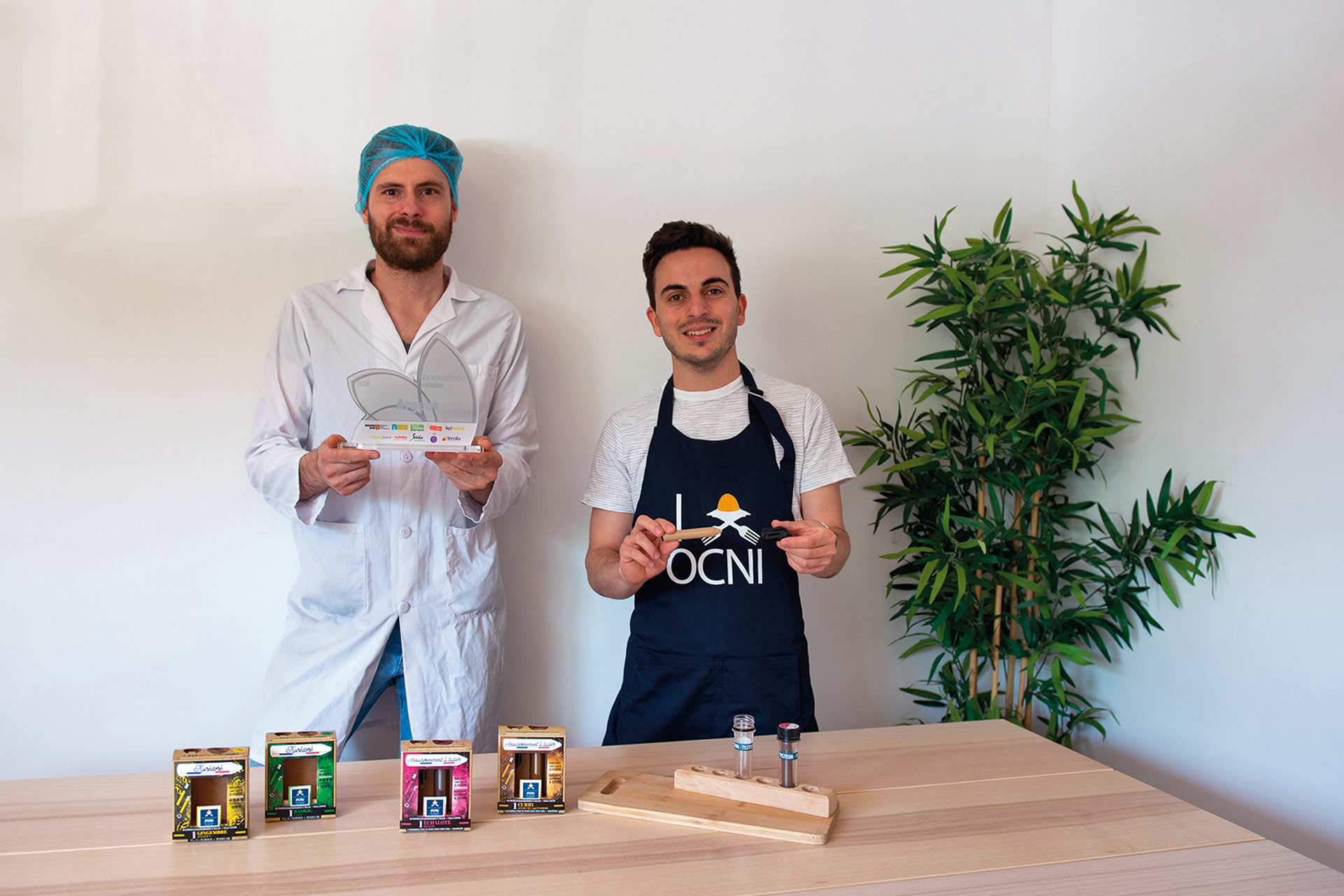 Grâce à leurs récents investissements, Benoît Le Guein (à g.) et Tristan Cano (à d.) vont pouvoir produire 24 000 crayons de saveurs par mois.