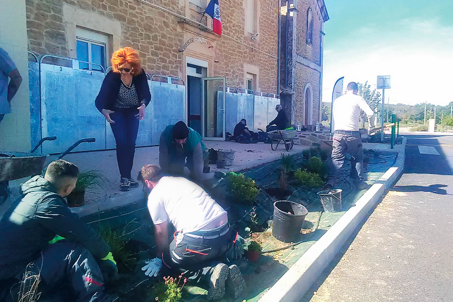 Aux Plans, les agents d’Alès Agglomération ont secondé les élus dans leurs nouvelles pratiques horticoles.