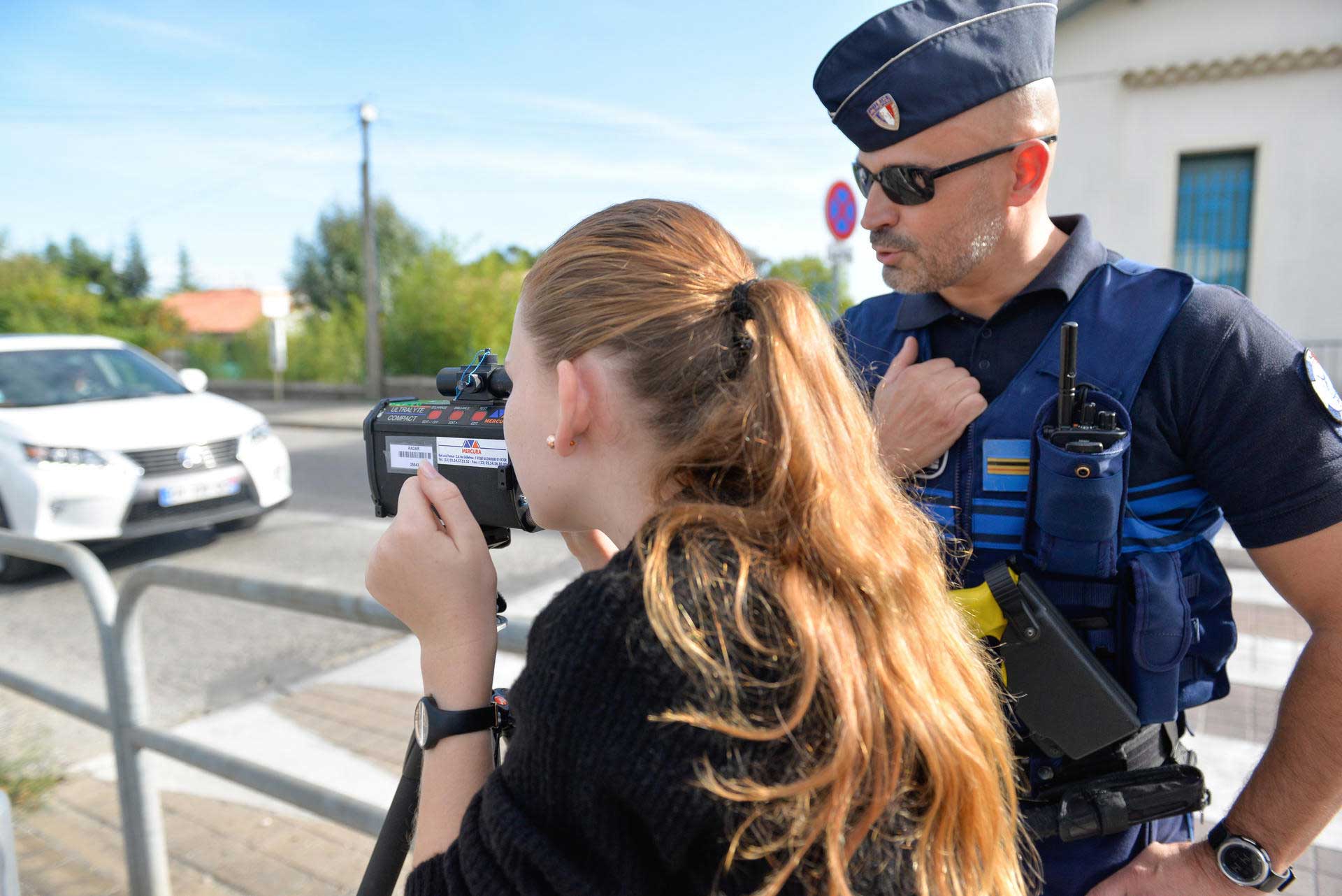 Les adolescentes ont réalisé des contrôles de vitesse devant l’école de la Montée de Silhol.