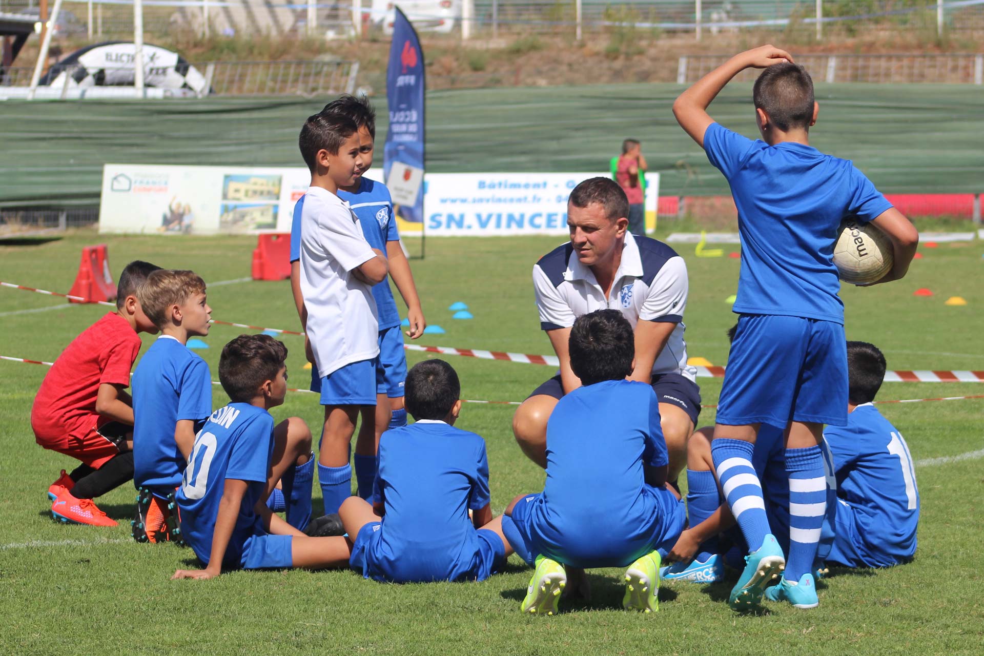 À partir de 11 ans, les jeunes footballeurs de l’OAC s’astreignent à trois séances d’entraînement hebdomadaires.
