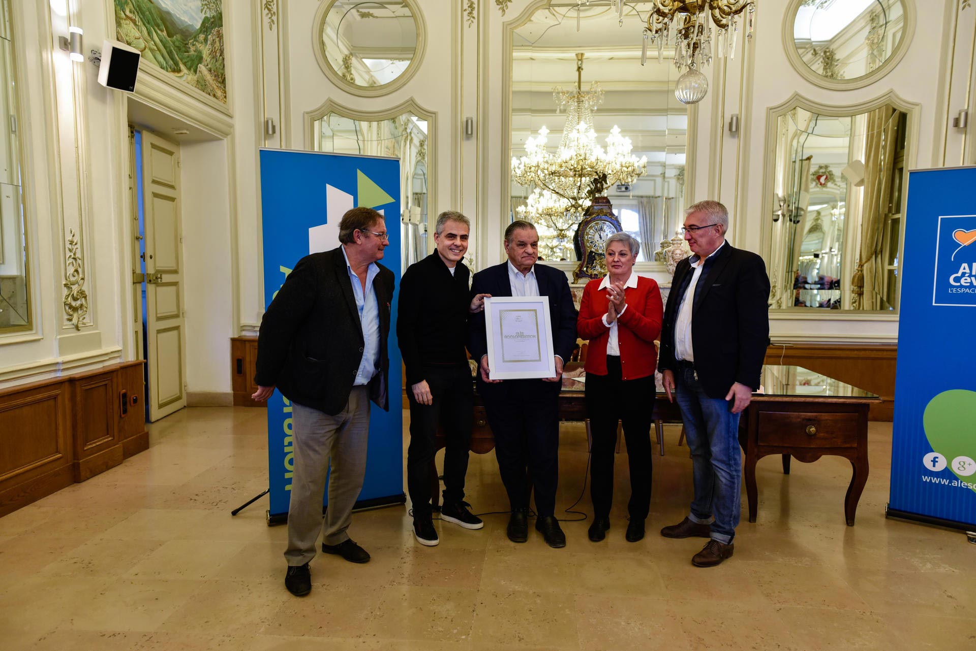 L’Alésien Jean-Philippe Gatien, vice-champion olympique de tennis de table (Barcelone, 1992), actuellement directeur sportif des Jeux Olympiques et Paralympiques de Paris 2024, a officiellement remis à la Ville d’Alès le label “Terre de Jeux 2024” le 24 décembre 2019.