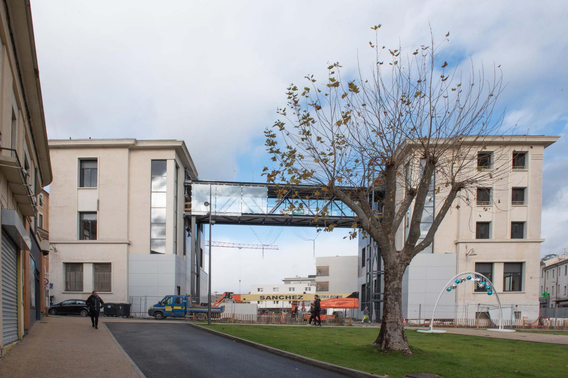 Une passerelle métallique de 21 mètres relie désormais les deux parties de l’ancien bâtiment France Telecom.