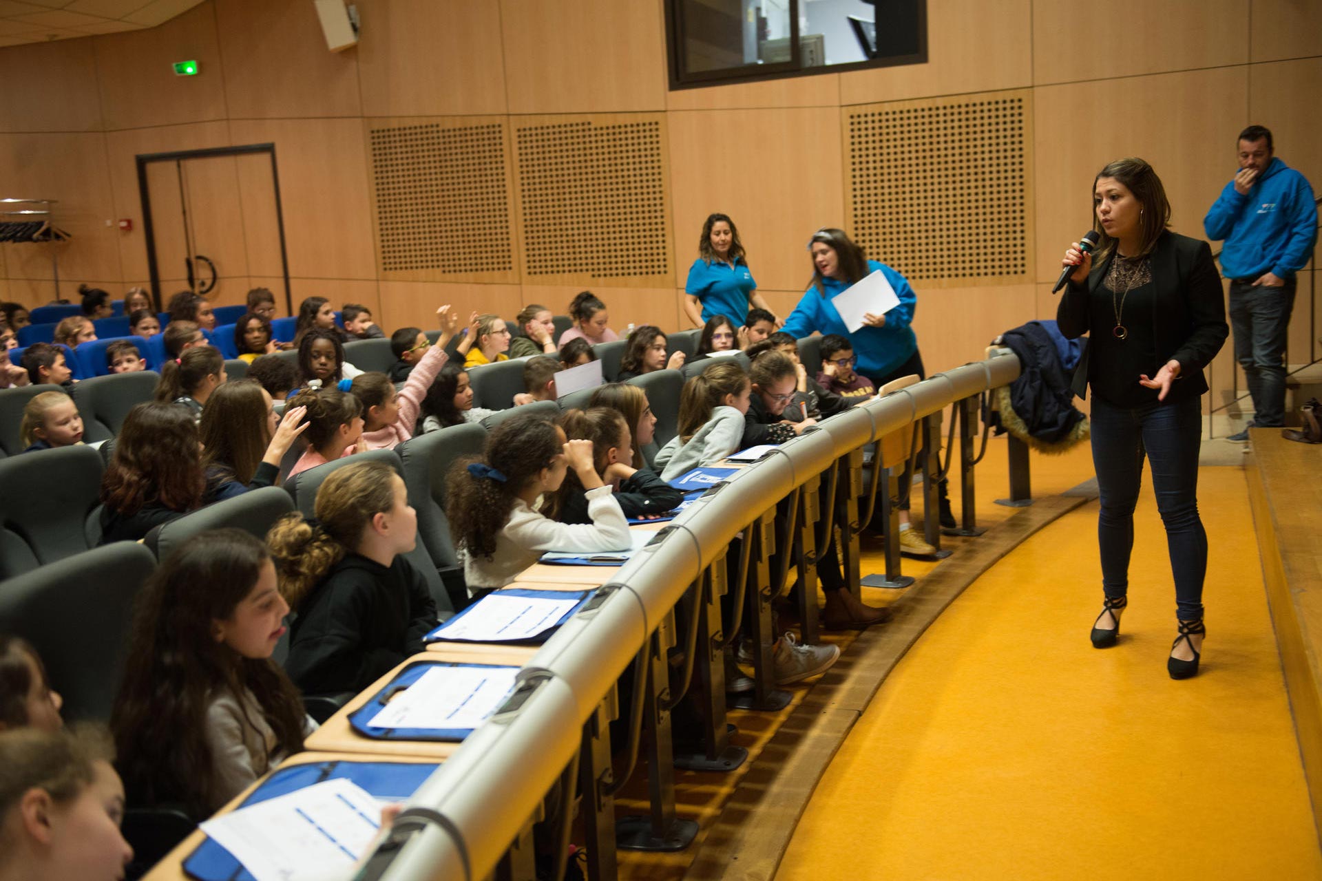Des premiers échanges ont pu s’instaurer entre les jeunes élus du conseil municipal des enfants et leur représentante en mairie d’Alès, Méryl Debierre.
