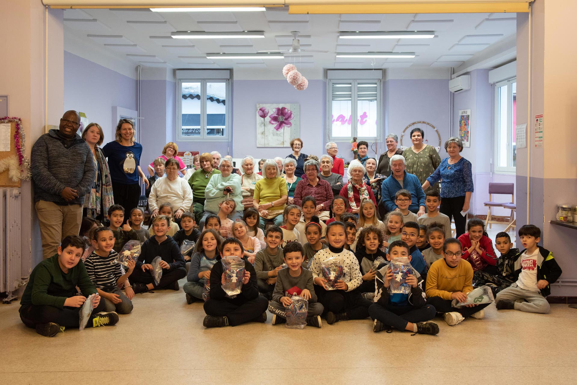 Le 19 décembre 2019, les élèves de l’école Louis Pasteur ont interprété un florilège de chants de Noël aux seniors de l’Espace Abbaye qui, eux, leur ont offert des cadeaux confectionnés par leurs soins.