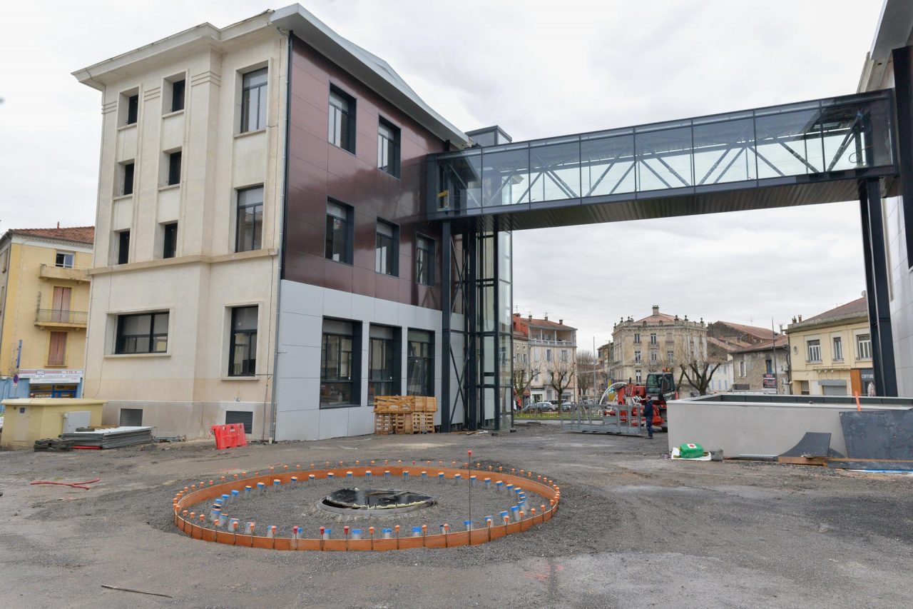 Une fontaine est en cours de construction au pied de l’ancien bâtiment France Telecom.