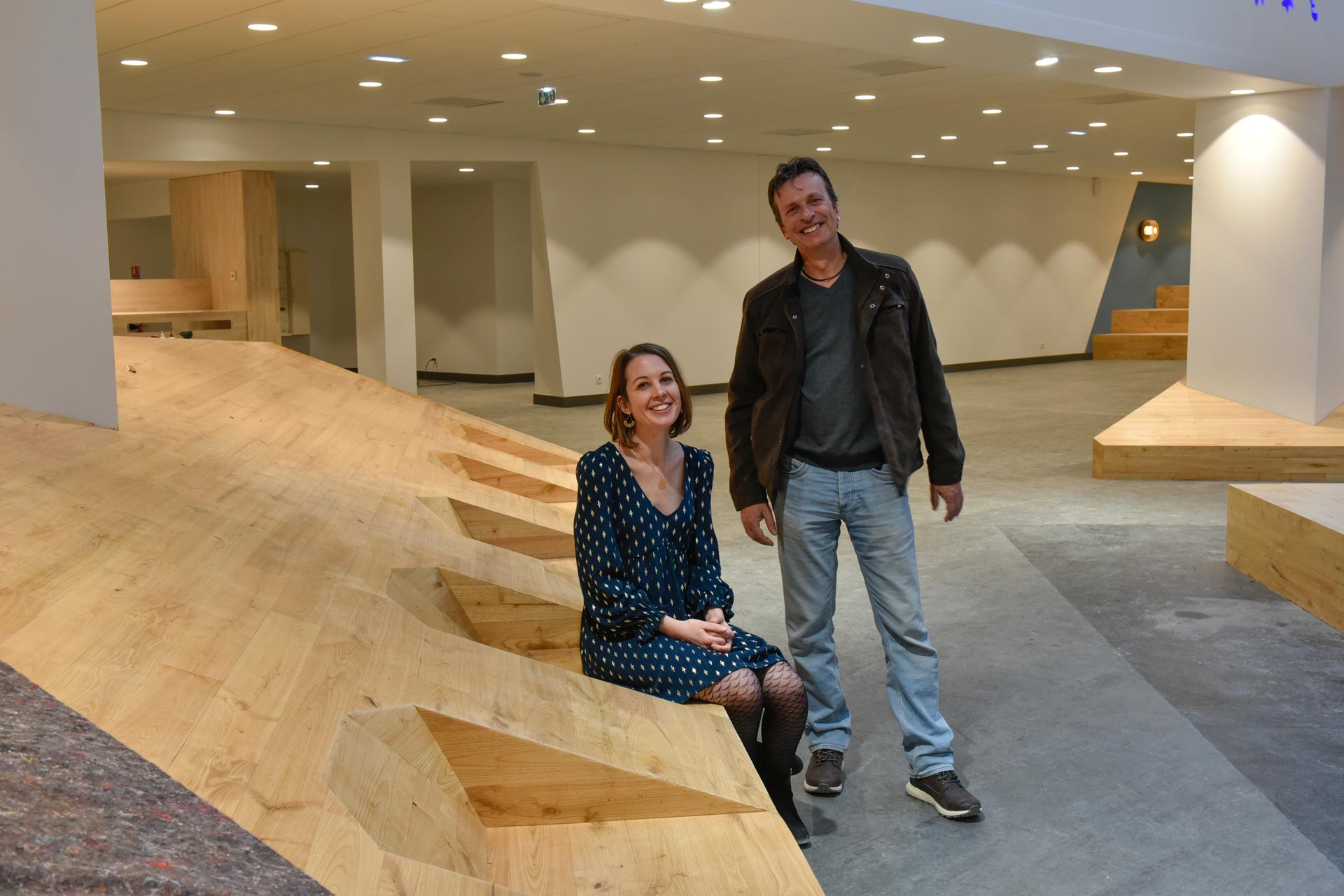 Élodie Cartal, directrice de la médiathèque, et Hervé Rédarès, architecte de l’atelier Inextenso, sous la coupole, au cœur de la médiathèque reconfigurée.