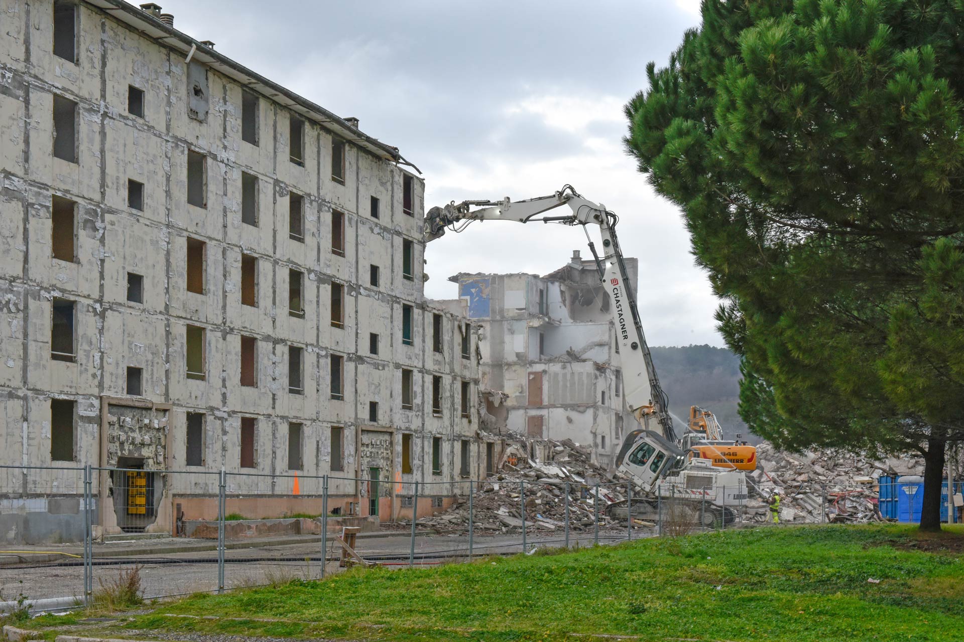 La rénovation urbaine passe nécessairement par la démolition d’anciens bâtiments afin “d’ouvrir” les quartiers à de nouveaux espaces.